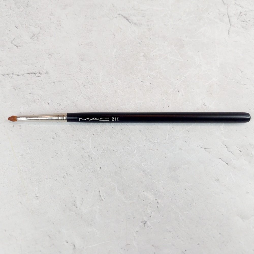 MAC 211 Pointed Liner Brush